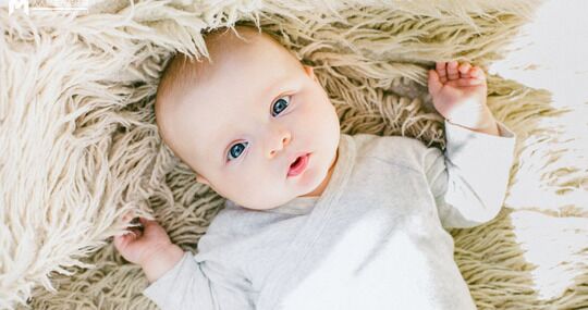 孩子抱着才能睡要不要一直抱着,孩子总是让抱着才肯睡