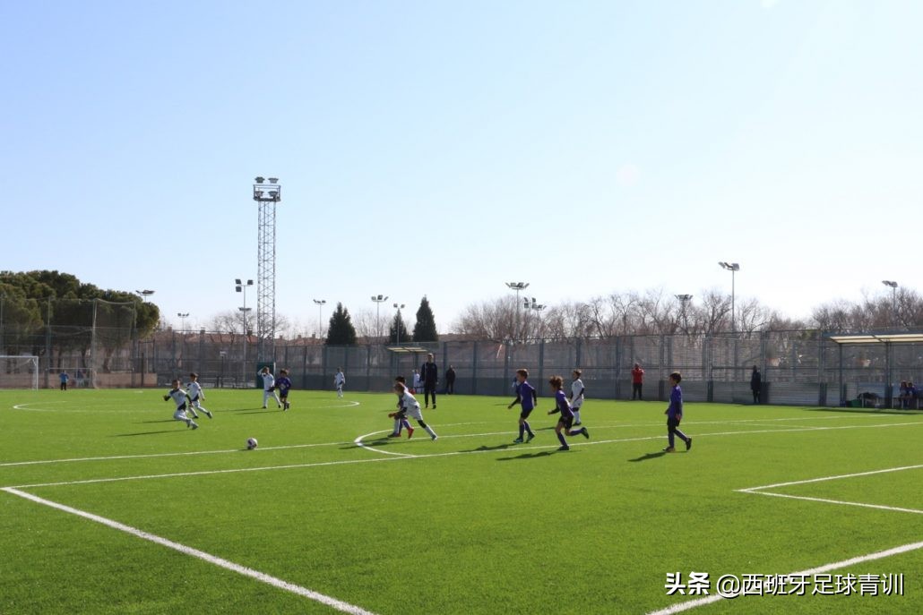 西班牙第三球越位,西班牙青少年足球传球跑位