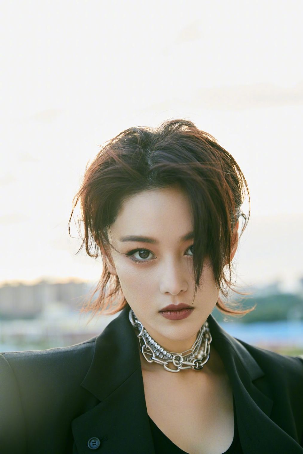 张馨予帮助摔倒的老人,张馨予帮助的老爷爷的视频