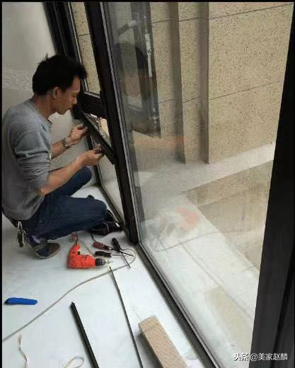 家里纱窗坏了找谁修,家里纱窗坏了怎么换