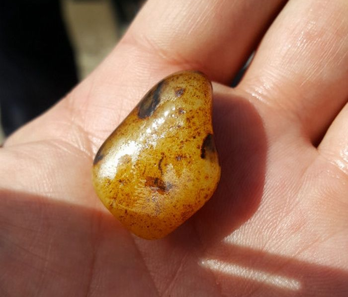 新疆和田玉籽料滚筒染色,染色和田玉籽料皮色特点