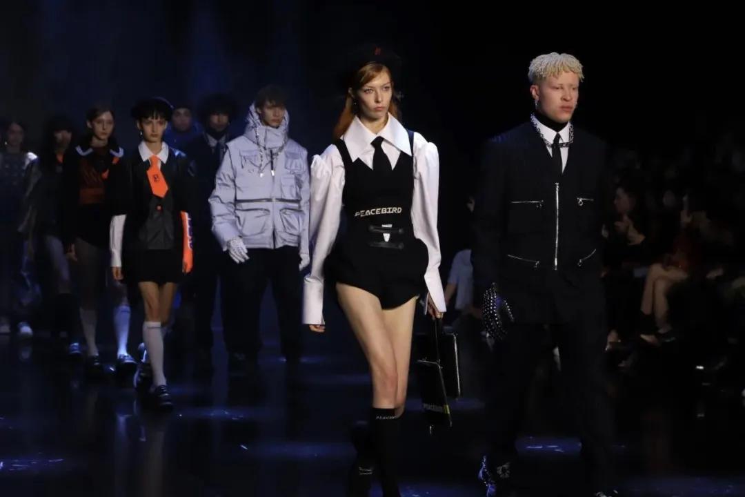 怎样在朋友圈卖衣服赚钱,在微信上卖衣服生意好吗