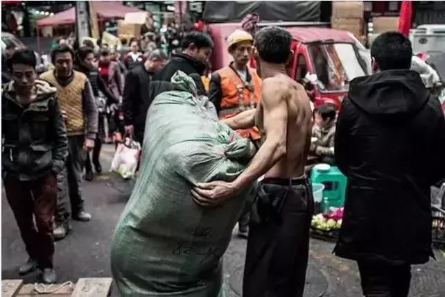 星巴克的小资还真比不过嘴里喊着“宝批龙”的重庆人