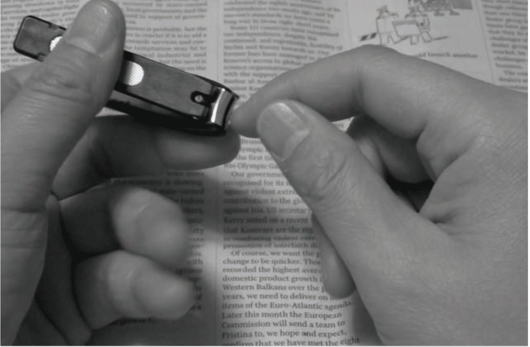 老人家用超大的剪刀剪指甲,老人剪指甲更轻松