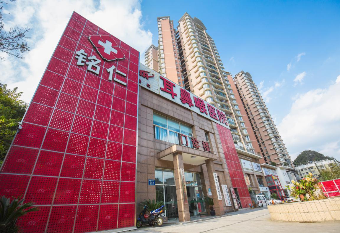 警惕2大症状!60岁大妈嗓子不舒服,一查竟是喉部肿瘤