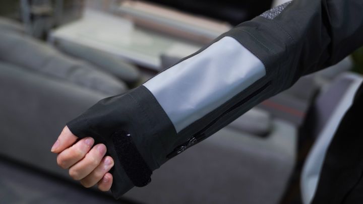 科技服男,科技男服