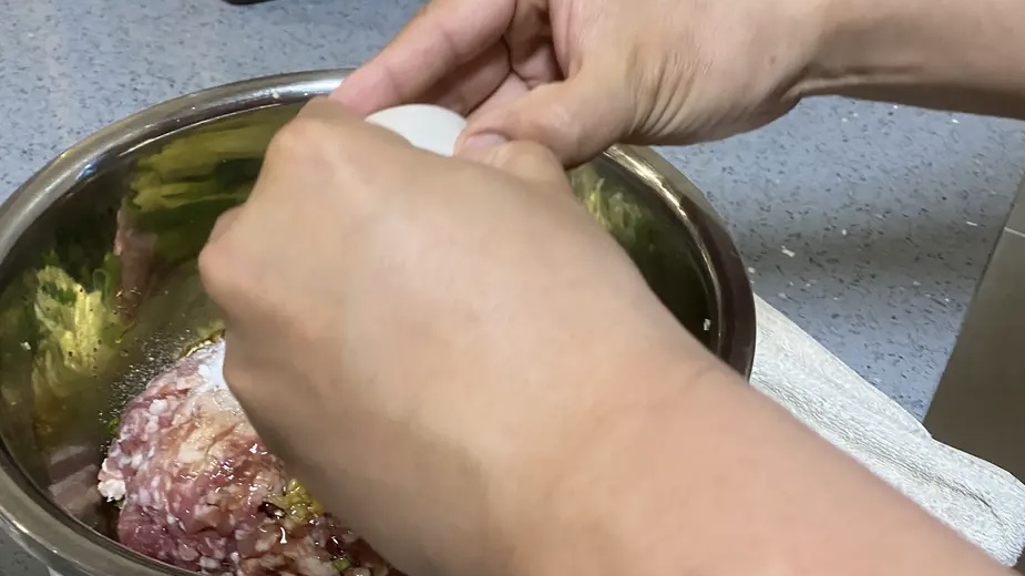 用裱花袋做面筋,面筋塞肉用啥肉