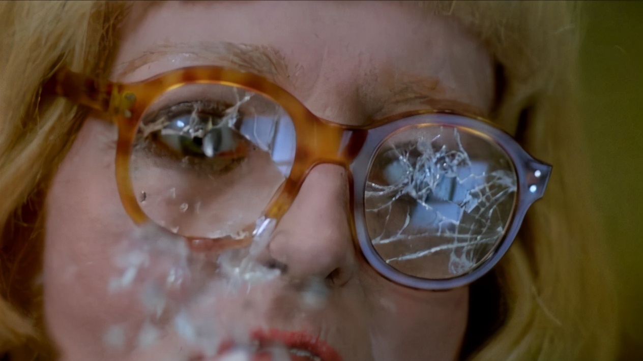 《铁皮鼓》3岁男孩撞破母亲婚外情，撕开成人界的“不伦”与虚伪