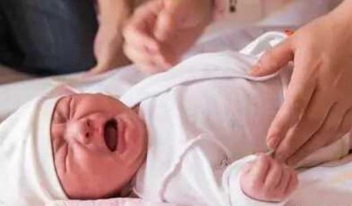 宝宝一惊一乍的是吓到了吗,盘点那些宝宝第一次被吓到的反应