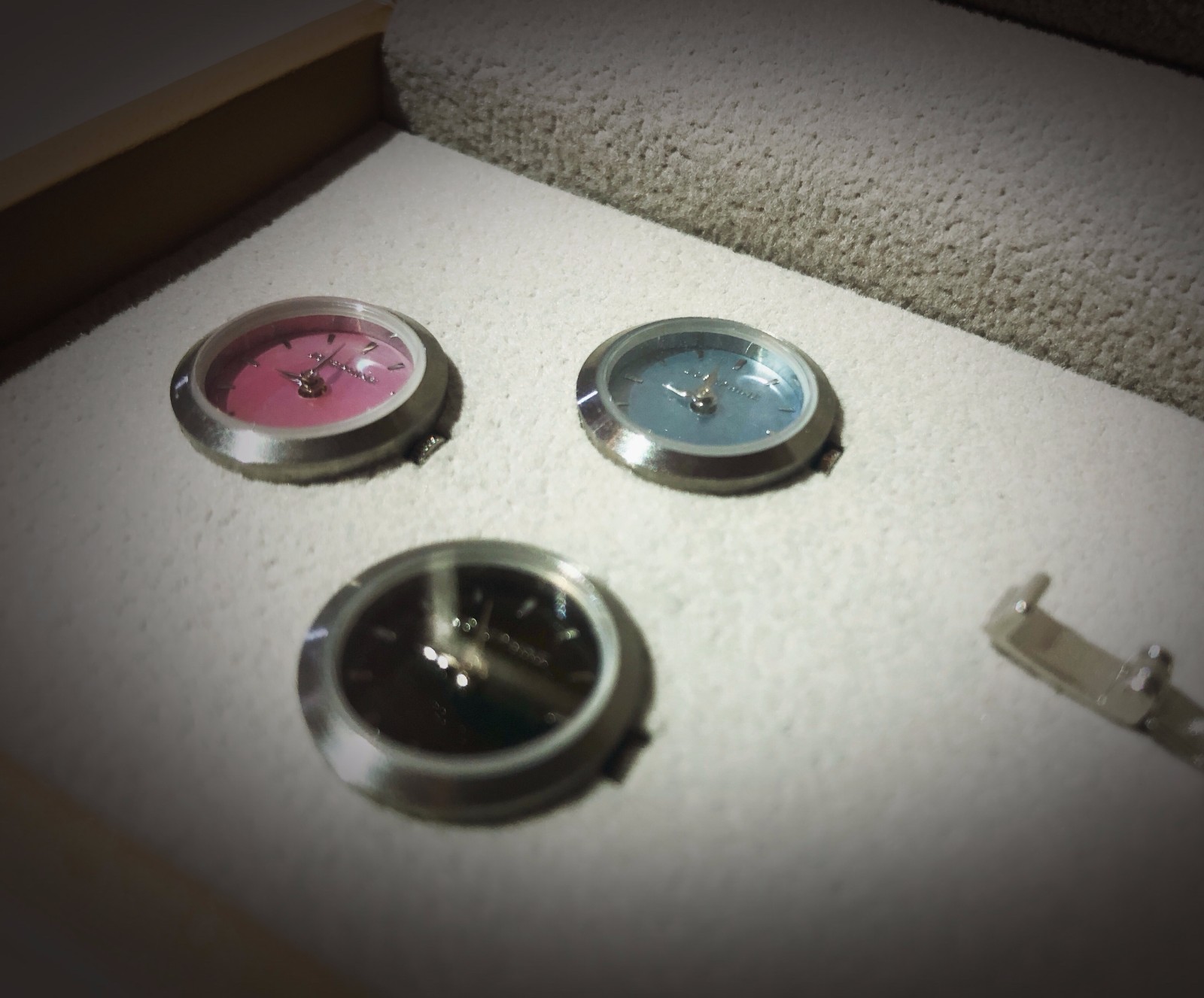 社交场合手镯的佩戴,社交场合怎么戴珠宝