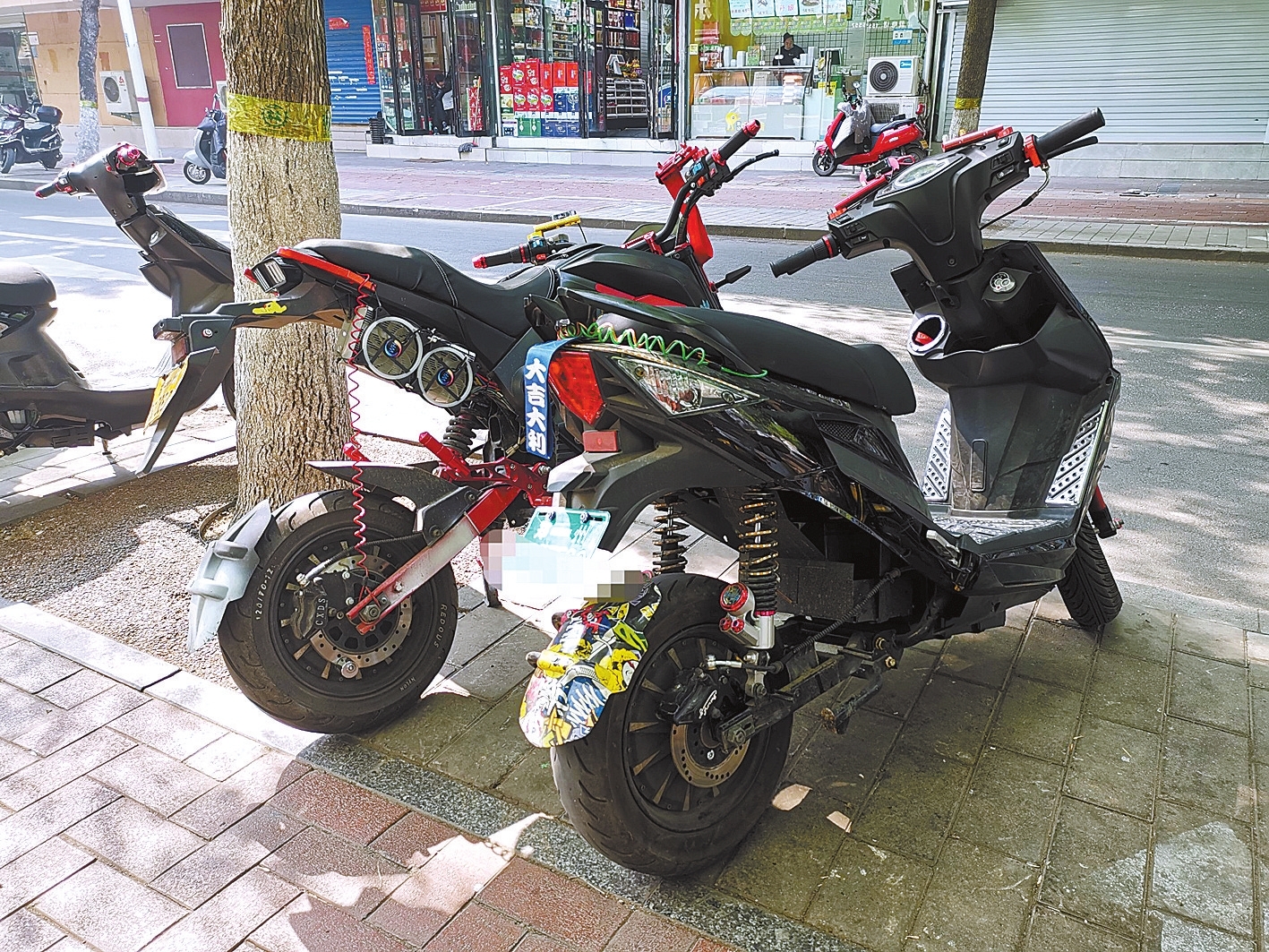 学生耍酷，家长揪心，拼改装电动车竟能跑百码