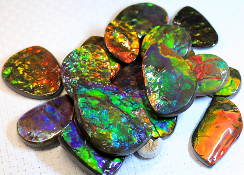 斑彩石家族的成员,斑彩石能量宝石