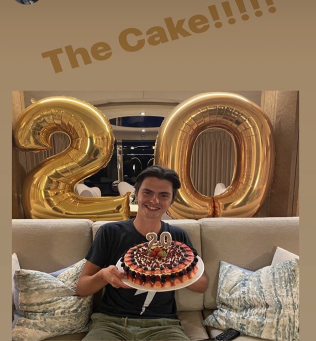 53岁泽塔琼斯和女儿,泽塔琼斯17岁照片公认