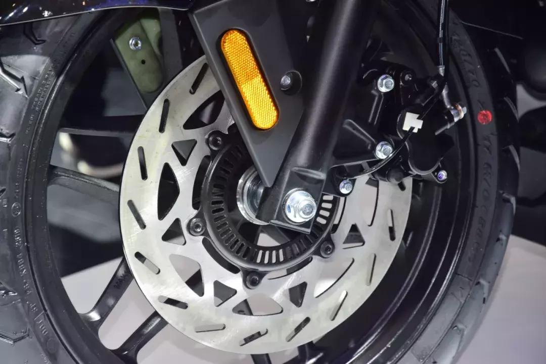 阿普利亚srmax250对比佛沙350,阿普利亚srmax250踏板使用感受