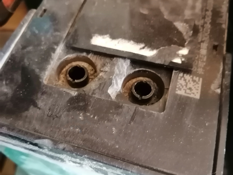 电池漏液最佳处理方法,电瓶漏液的原因及危害