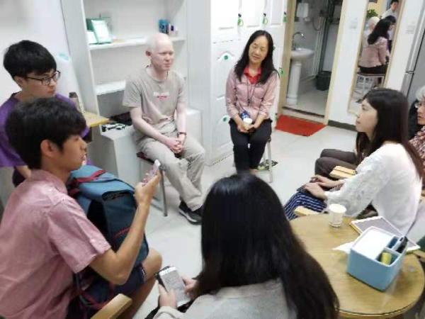 他自幼双眼弱视，却自强不息拿下本科学位，如今留京成功创业拥有两家按摩中心！