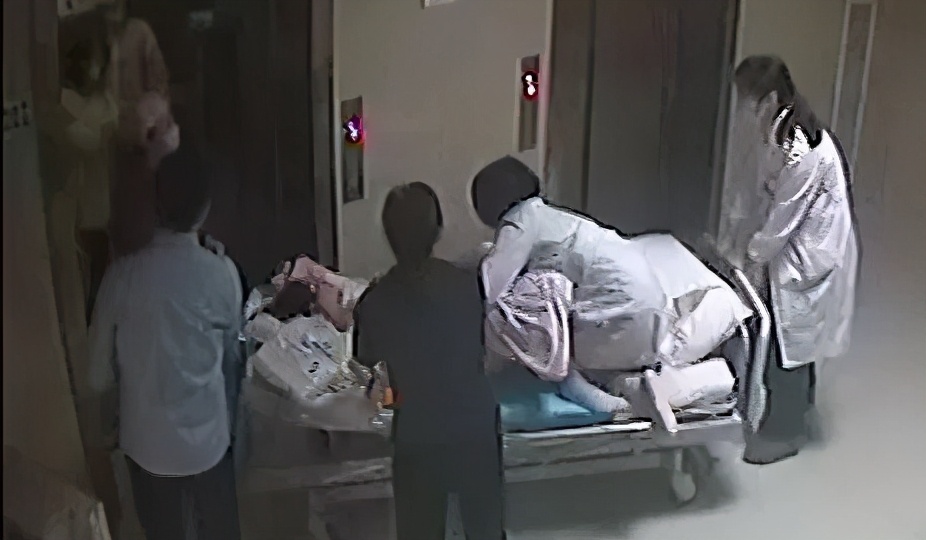 脐带脱垂产妇抢救视频,医生跪着抢救脐带脱垂胎儿