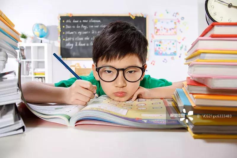 孩子期末考试成绩不理想家长反思,小学生考试不及格被家长骂报警