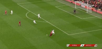 利物浦米兰慈善赛,老人看球赛哭了