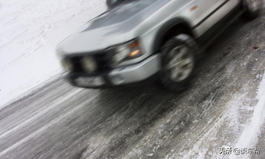 轮胎在雪地打滑怎么解决,雨雪天气车打滑怎样操作