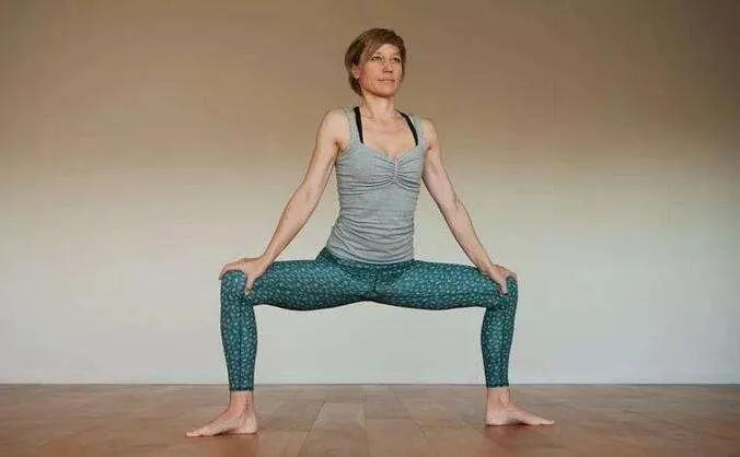 开髋拉伸大腿内侧瑜伽体式,超级有效的瑜伽动作