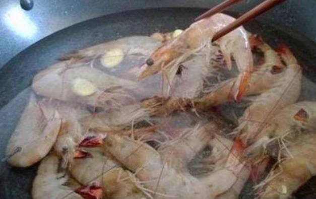 为什么虾焯水后肉质不好,做出来的虾尾有腥味怎么补救