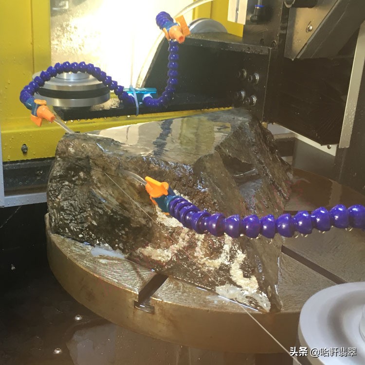 翡翠古法制作之谜（一）：冷兵器时代如何解石？