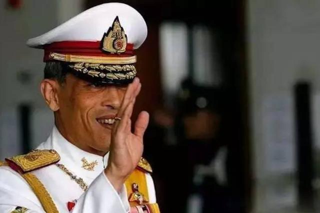 泰国现任国王的荒唐事：疫情肆虐携后宫出国度假，封宠物狗为将军