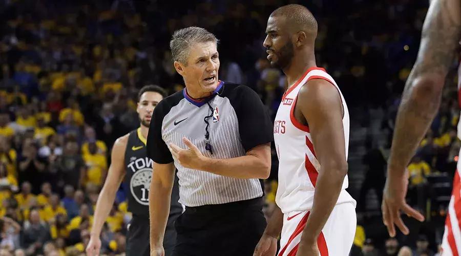 为什么现在都开始抱怨裁判,裁判为什么会变得这么奇怪呢