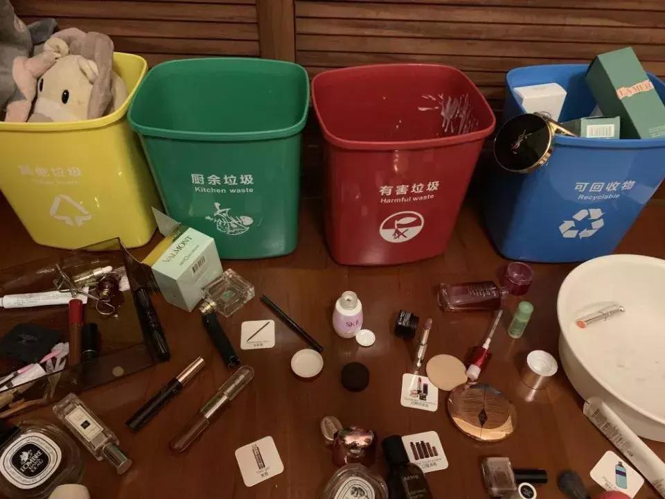 熊孩子垃圾分类妈妈崩溃了,熊孩子丢垃圾回来