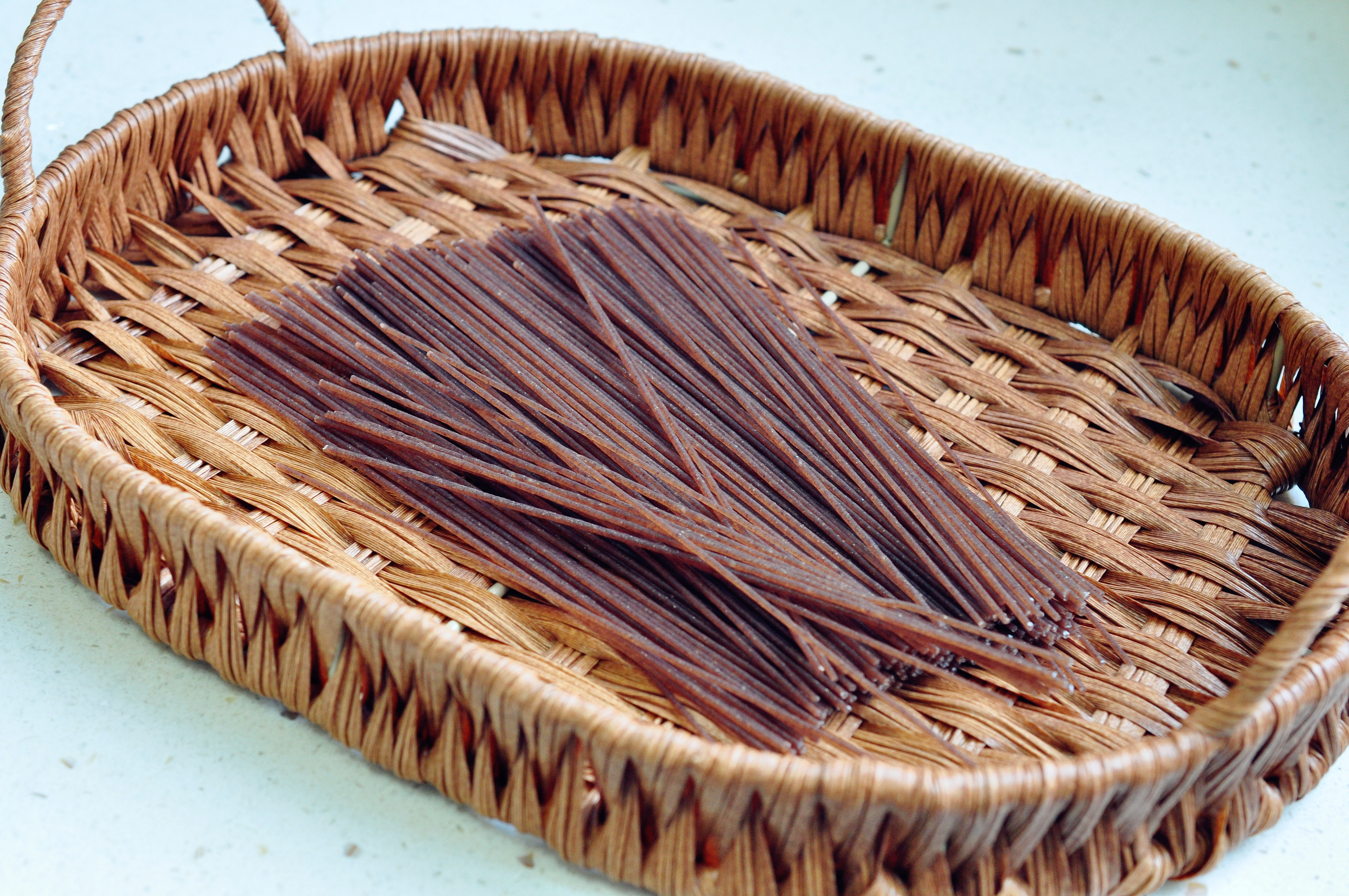 煮面条开水下锅还是冷水下锅,煮面条应该开水下锅还是冷水下锅