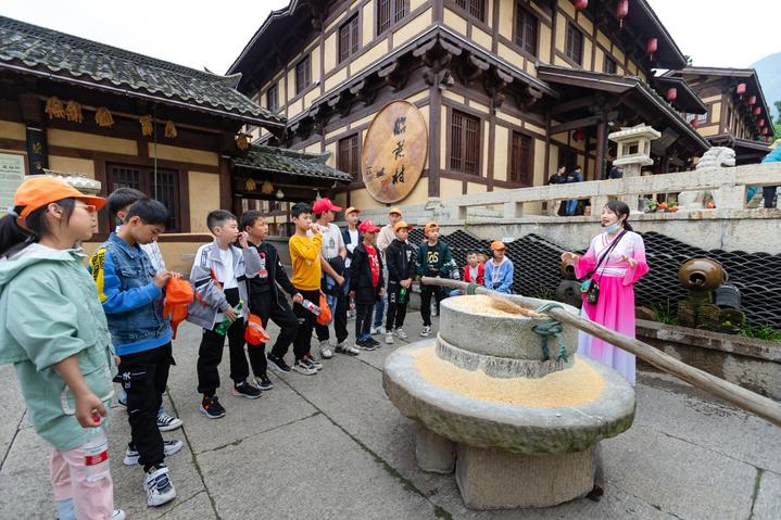 宜昌这个地方产美女，有一个大家都认识，现在还能让熊孩子涨知识