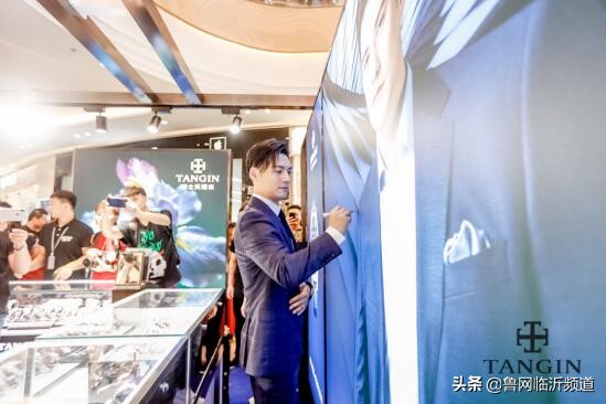 严屹宽参加华为发布会,严屹宽正装皮鞋