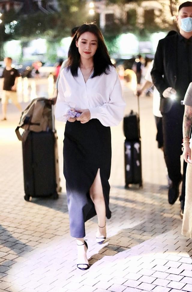 41岁的高圆圆极简黑白配,高圆圆黑白配出席秀场