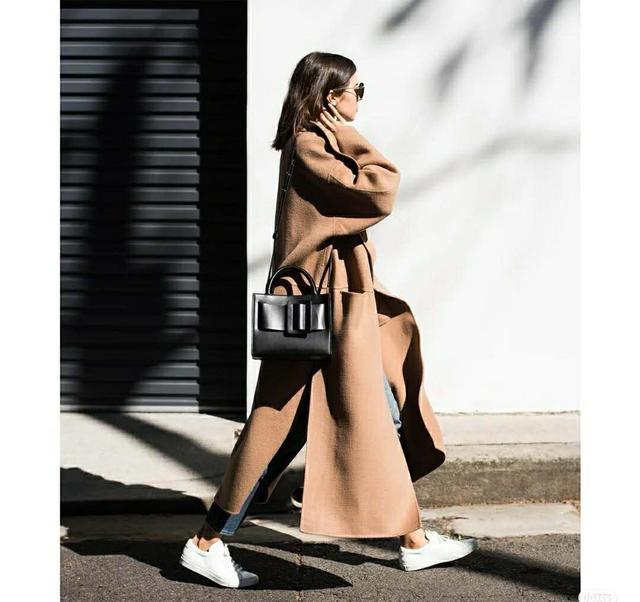 女士小白鞋的正确穿搭视频,小白鞋女如何搭配好看图