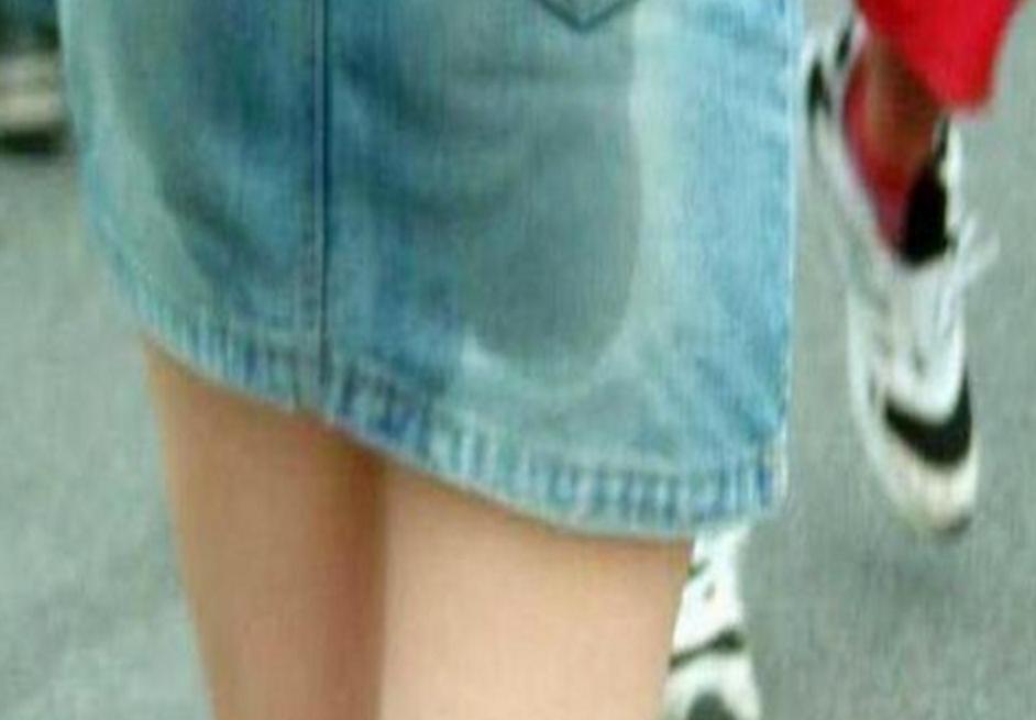 “她竟然尿裤子”，孕妈公交车“漏尿”被嘲笑，邻座大妈霸气回怼