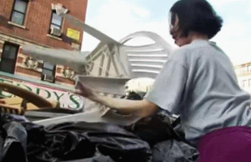 20年穿旧衣，垃圾桶捡食物，纽约女孩省出一套房：有钱，我就不花