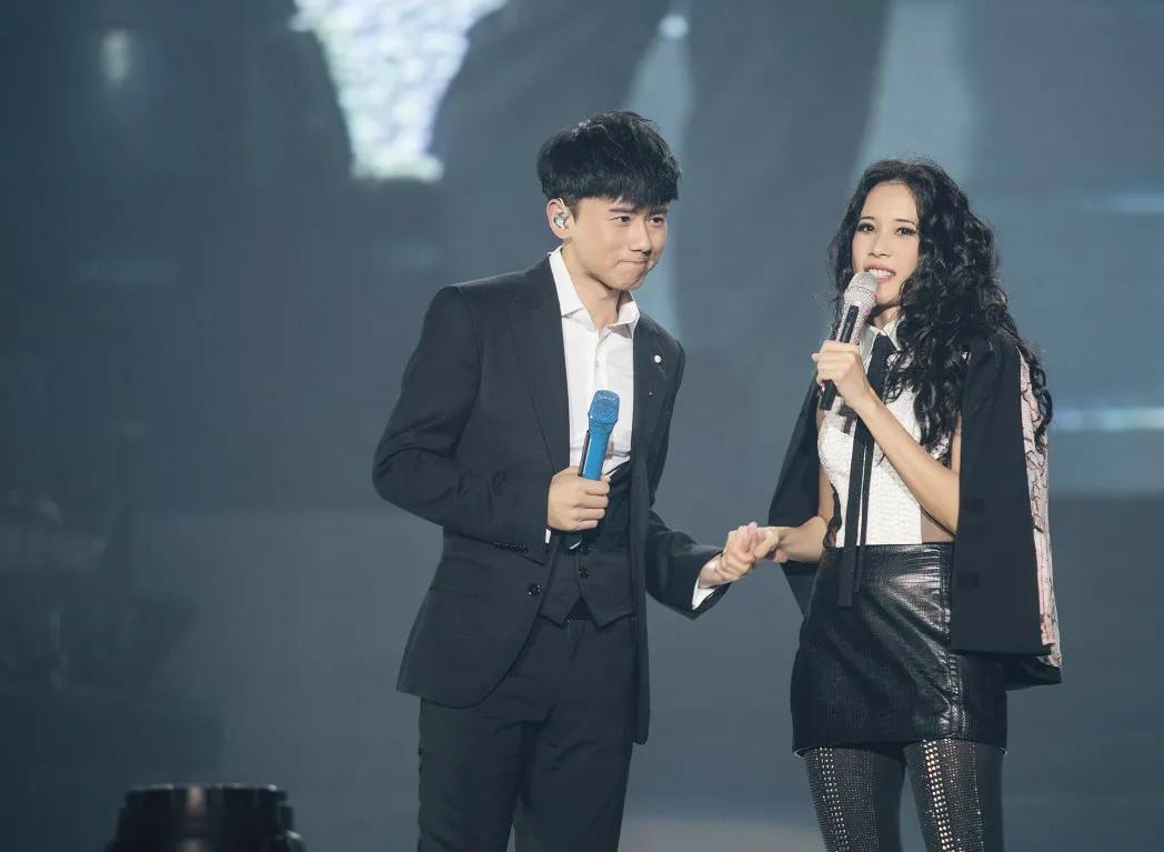 百搭天后莫文蔚，除言承旭外盘点与她舞台上合作过的男明星