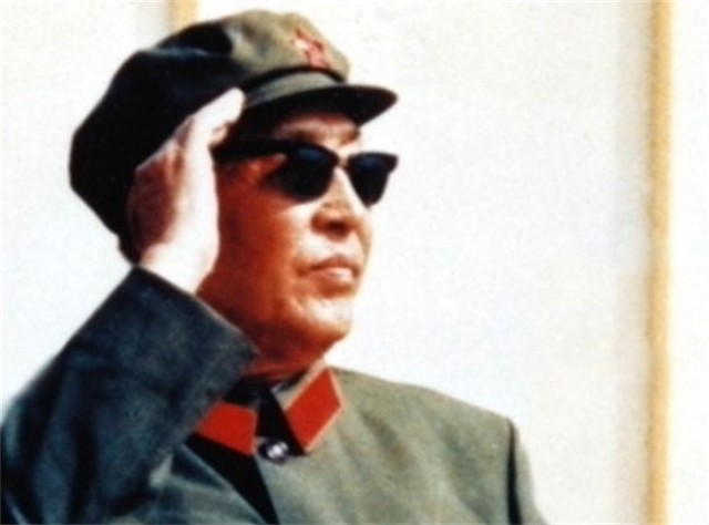 *世友许**听闻军中来了位高手,欲切磋武功,*飚耿**:你不是我的对手