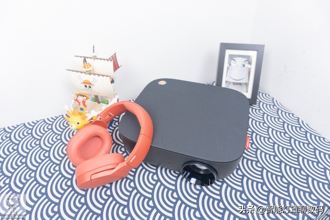 深圳小伙的快乐出租屋(上):千元1080P投影+头戴蓝牙耳机