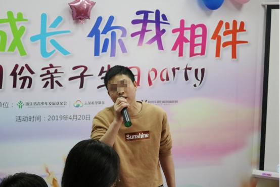 让快乐陪伴成长之路杭州华研白癜风病医院为儿童患者过生日