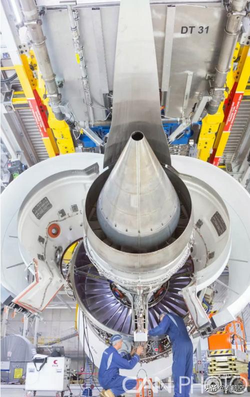 飞机那么快如何减速,飞机那么快是怎么刹车的