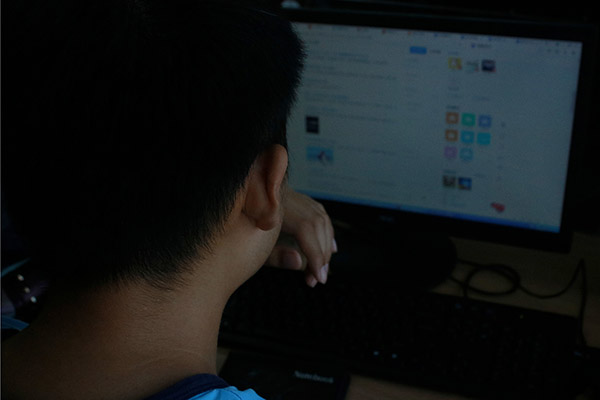 女人熬夜上火脸上起痘痘怎么回事,熬夜脸上长痘痘有闭口用什么药