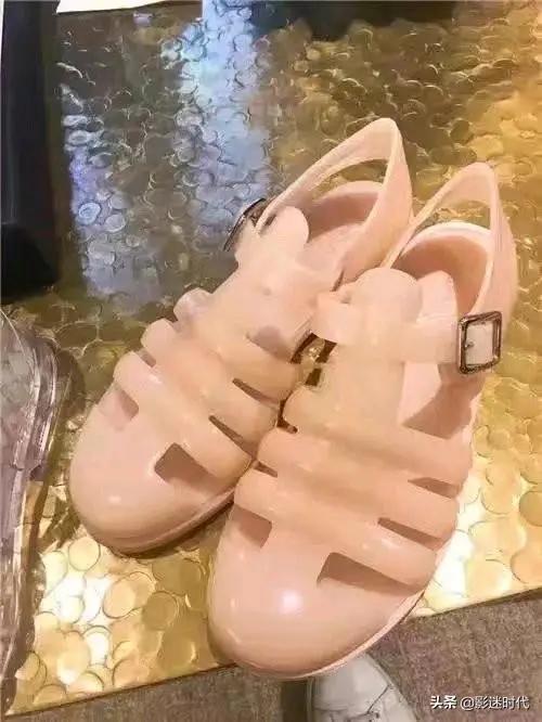 香奈儿最新款凉鞋,香奈儿的奇葩凉鞋