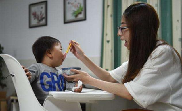 嫌弃宝宝吃得多是妈妈有问题,嫌弃宝宝吃辅食