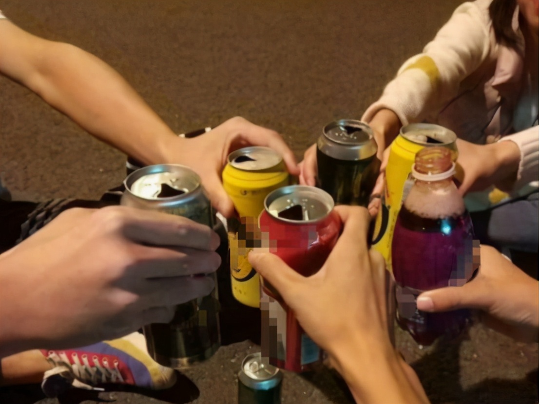 一张清华大学的偷拍照走红,清华大学生被偷拍