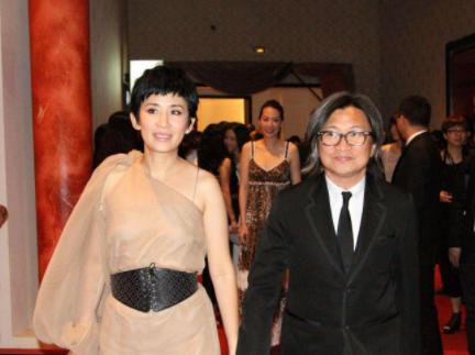 她被父亲嘲斗鸡眼，却因“丑角”一炮而红，曾公开怼周迅是小结巴