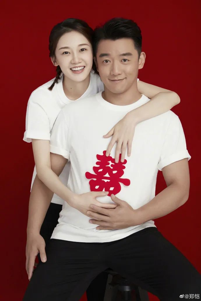 郑恺苗苗晒照庆祝结婚一周年,郑恺苗苗互相晒照庆祝结婚一周年