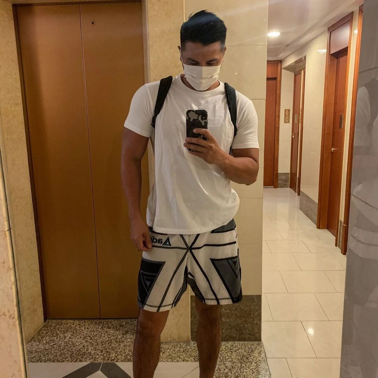 韩国帅哥晒胸肌恶搞,tvb男演员胸肌