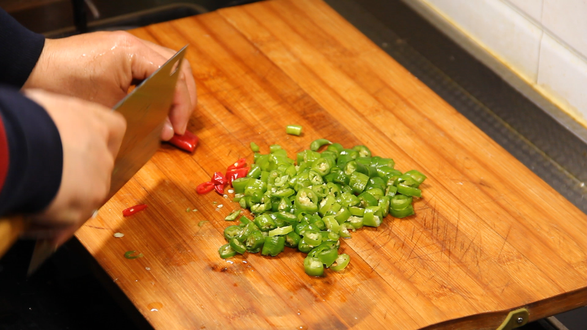 香菇牛肉酱二元一罐,香菇牛肉酱方便携带一小盒